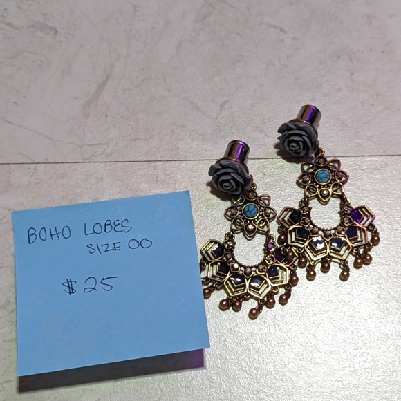 Rose chandelier dangle earrings. - Picture 2 of 2